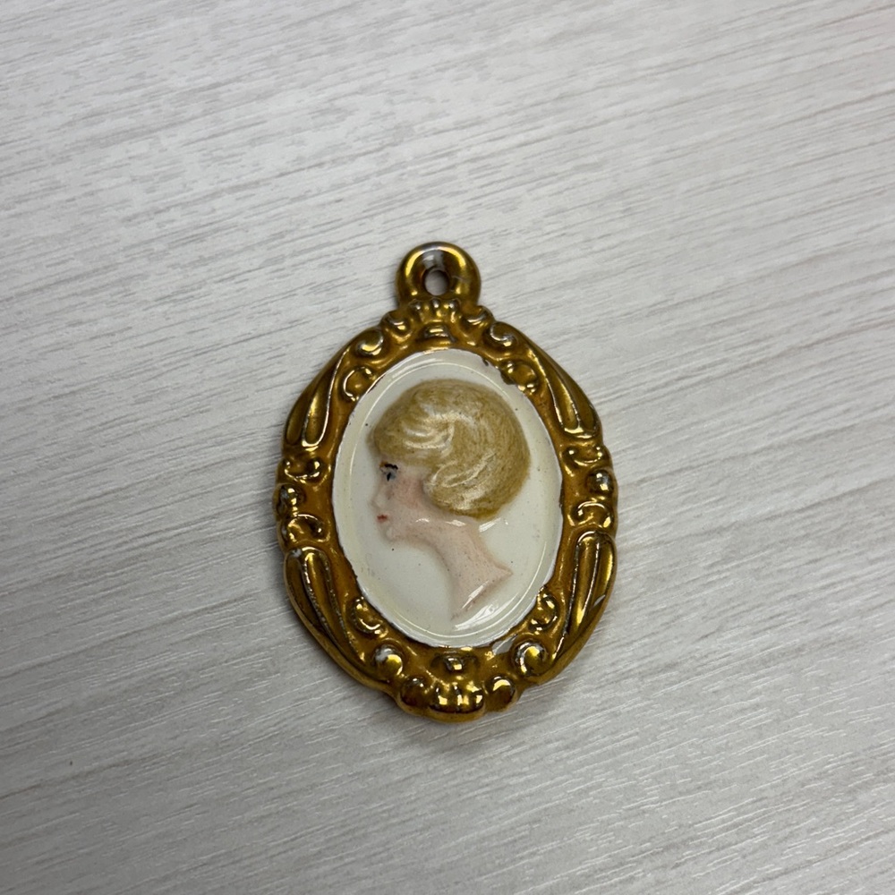 Vintage Gold-Tone Cameo Pendant
